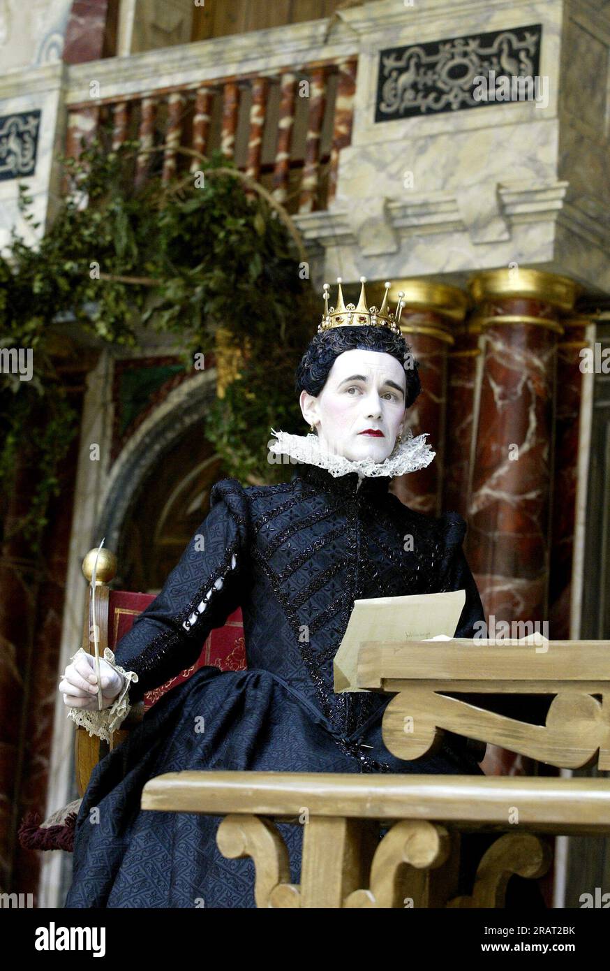 Mark Rylance (Olivia) en la DUODÉCIMA NOCHE DE Shakespeare en Shakespeare's Globe, Londres SE1 22/05/2002 DISEÑO: Jenny Tiramani Master of Play (director): Tim Carroll Foto de stock