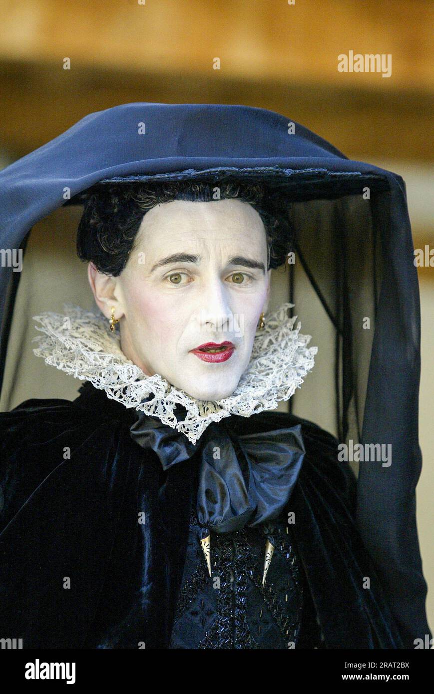 Mark Rylance (Olivia) en la DUODÉCIMA NOCHE DE Shakespeare en Shakespeare's Globe, Londres SE1 22/05/2002 DISEÑO: Jenny Tiramani Master of Play (director): Tim Carroll Foto de stock