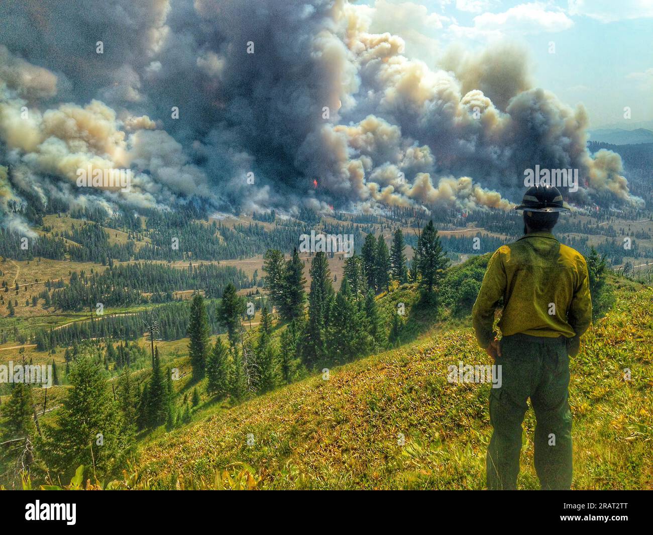 Un bombero del USFWS observa el Incendio Bondurant de 2016 en Wyoming. Foto de stock