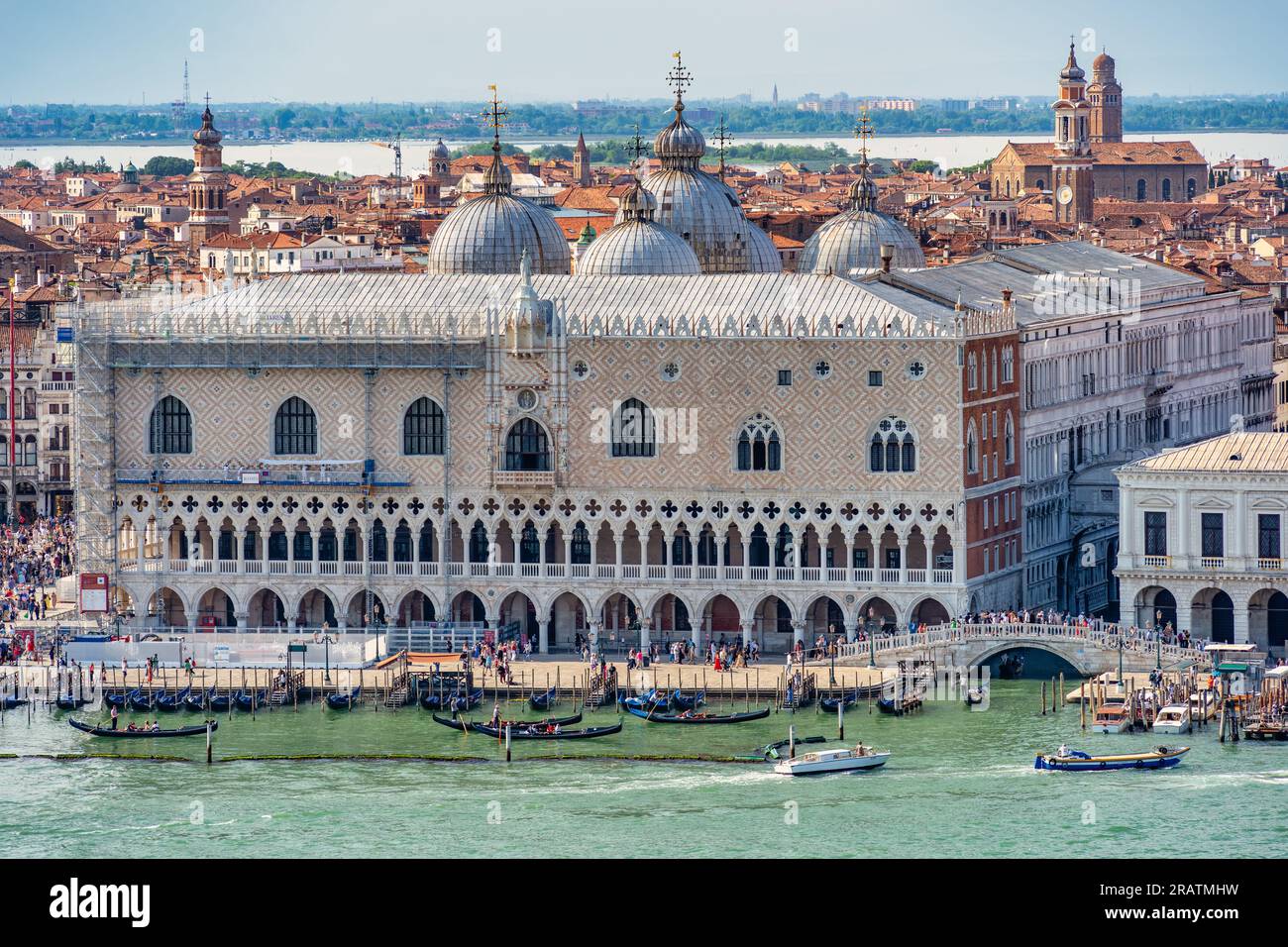 Vista desde arriba sobre el Gran Canal con el Palacio Ducal (Palazzo Ducale) en Venecia Foto de stock