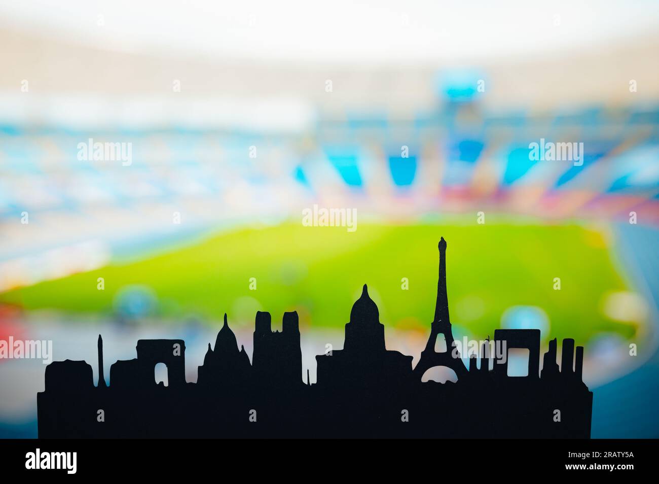 París desvelado: Silueta de los emblemáticos monumentos de la ciudad, detrás de un moderno estadio deportivo. Una instantánea para los Juegos de Verano de 2024 en París Foto de stock