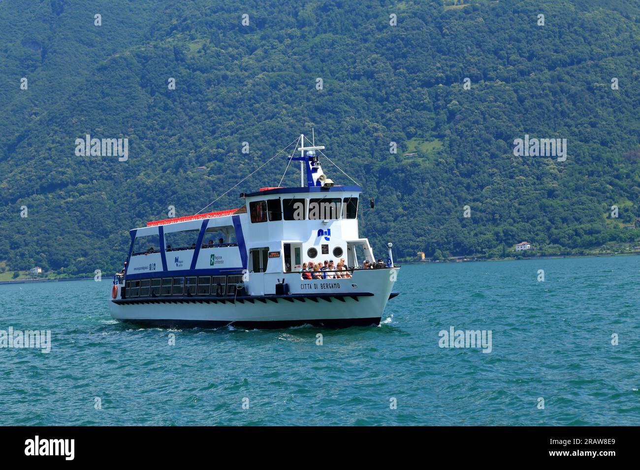 Barco ferry Città di Bergamo. Lago Iseo, Lago d'Iseo, Iseosee, Italia Foto de stock