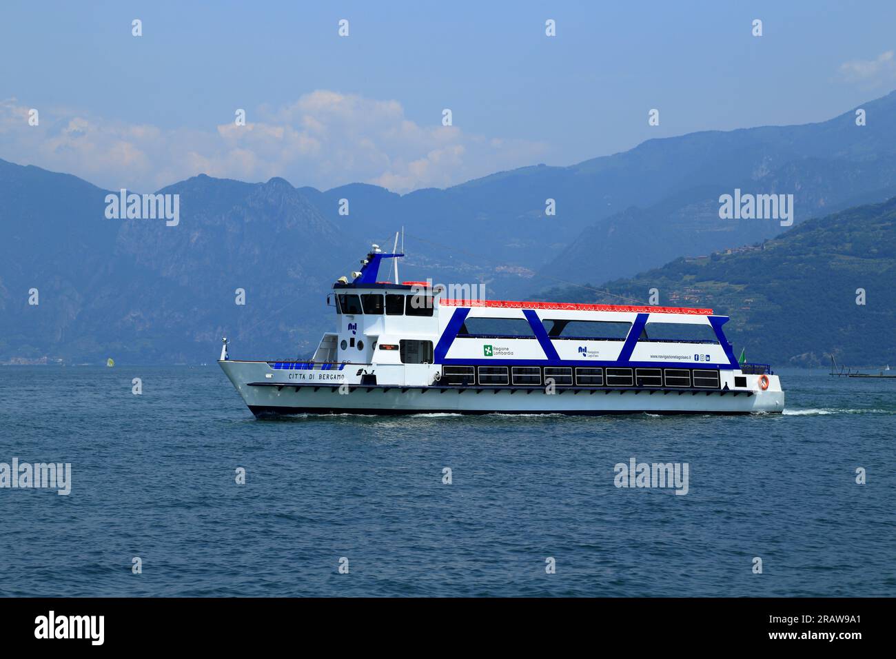 Barco ferry Città di Bergamo. Lago Iseo, Lago d'Iseo, Iseosee, Italia Foto de stock