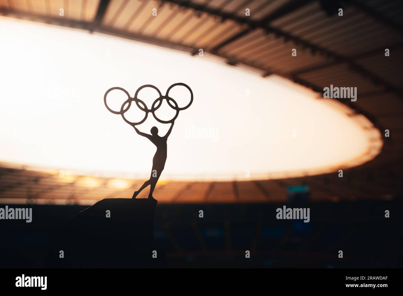 PARÍS, FRANCIA, 7 DE JULIO de 2023: Poder simbólico: La estatua de la mujer atlética levanta el círculo olímpico en el moderno estadio olímpico. Foto deportiva para Paris 2024 Summ Foto de stock