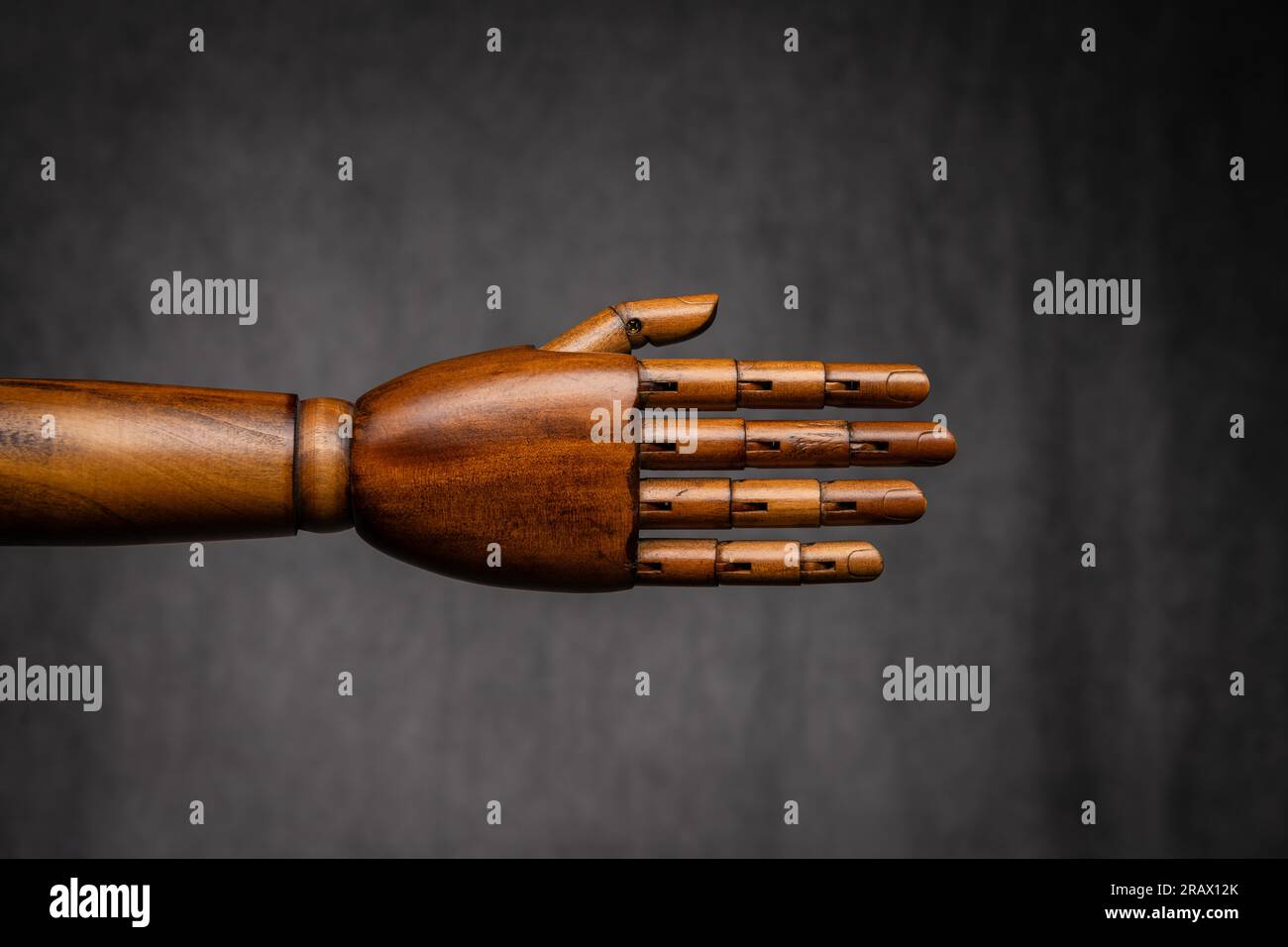 Primer plano de la mano de estilo retro maniquí de modistas de madera Foto de stock