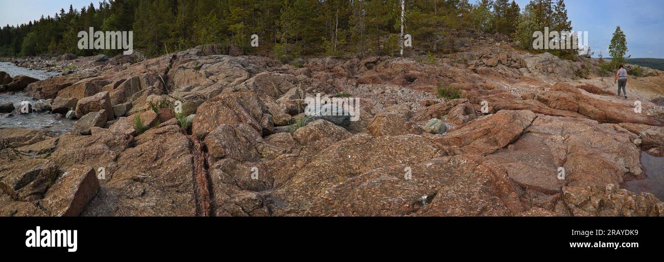 Pedregosa costa en el lado norte de la península de Klampenborg en Stockvik en Suecia, Europa Foto de stock