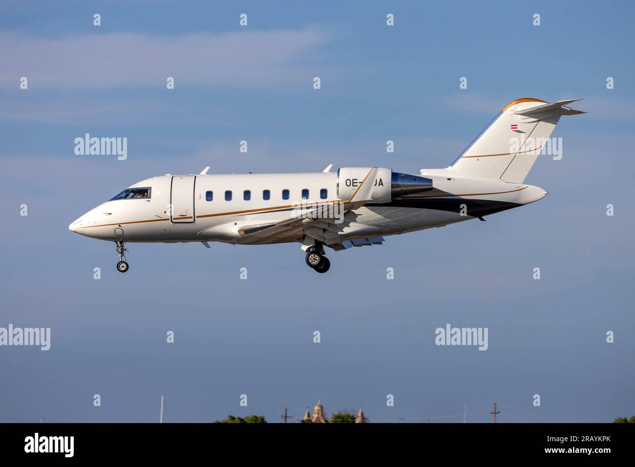 Aviones de aviación AC: Bombardier CL-600-2B16 (Reg: OE-LUA) aterrizando con un buen tiempo. Foto de stock