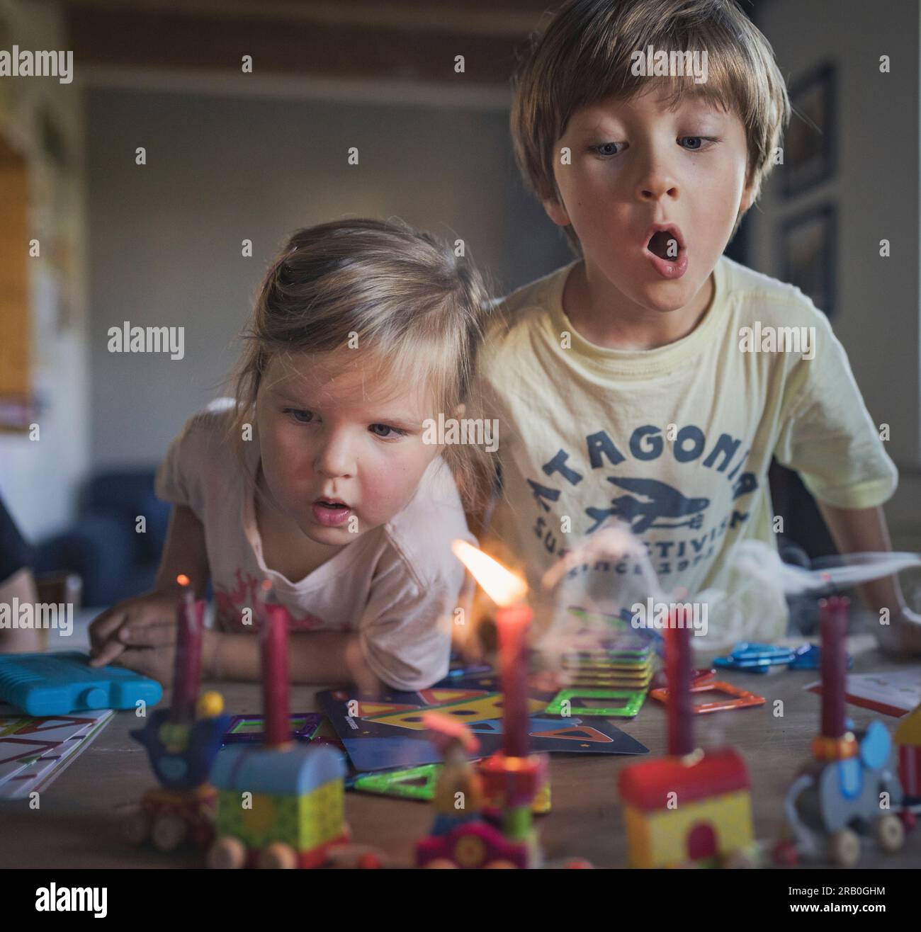 La niña celebra el cumpleaños Fotografía de stock Alamy