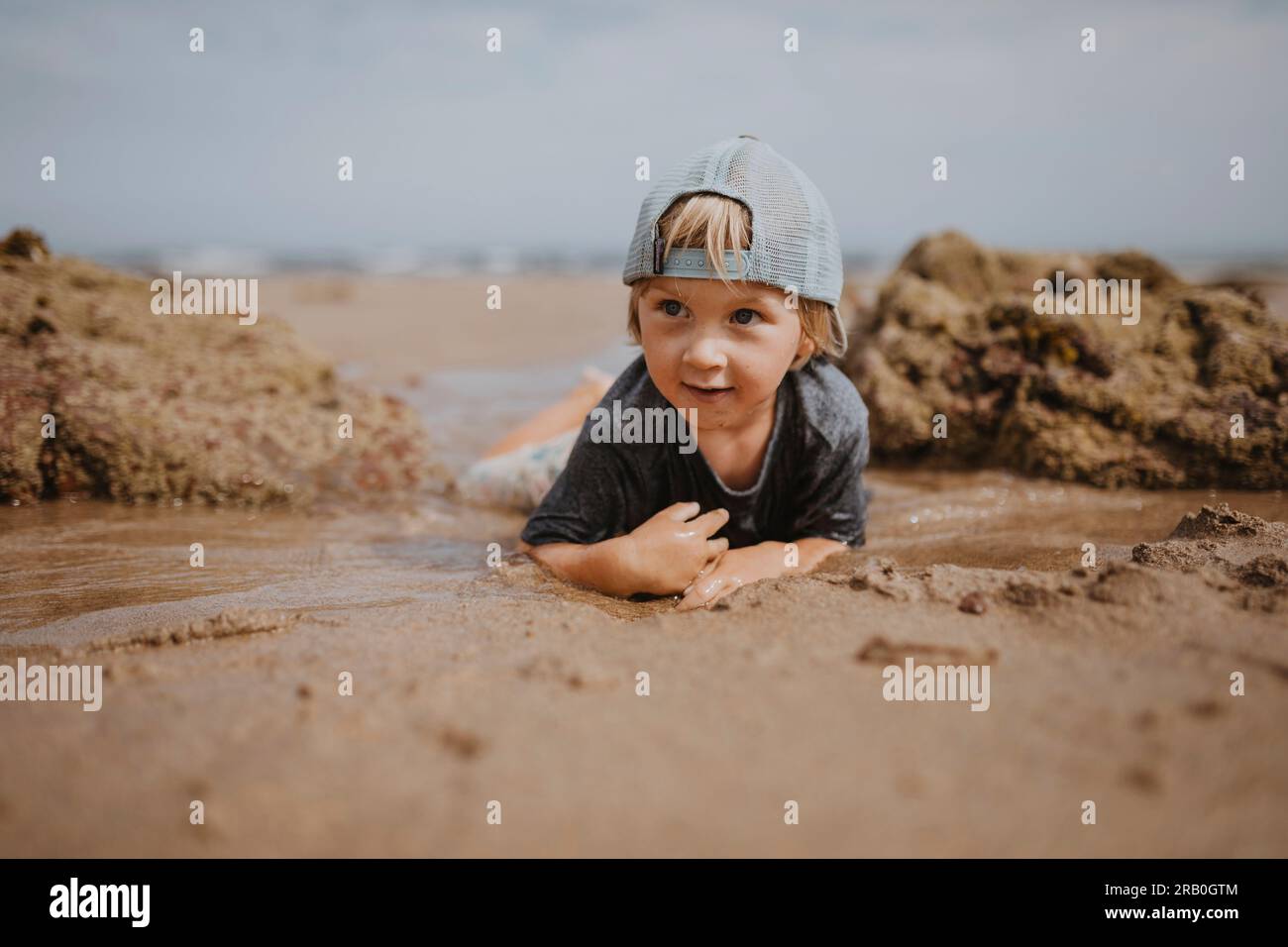 Niño jugando en la playa Foto de stock