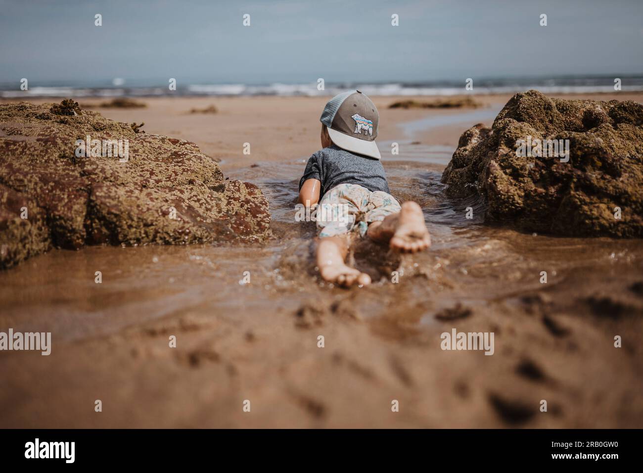 Niño jugando en la playa Foto de stock