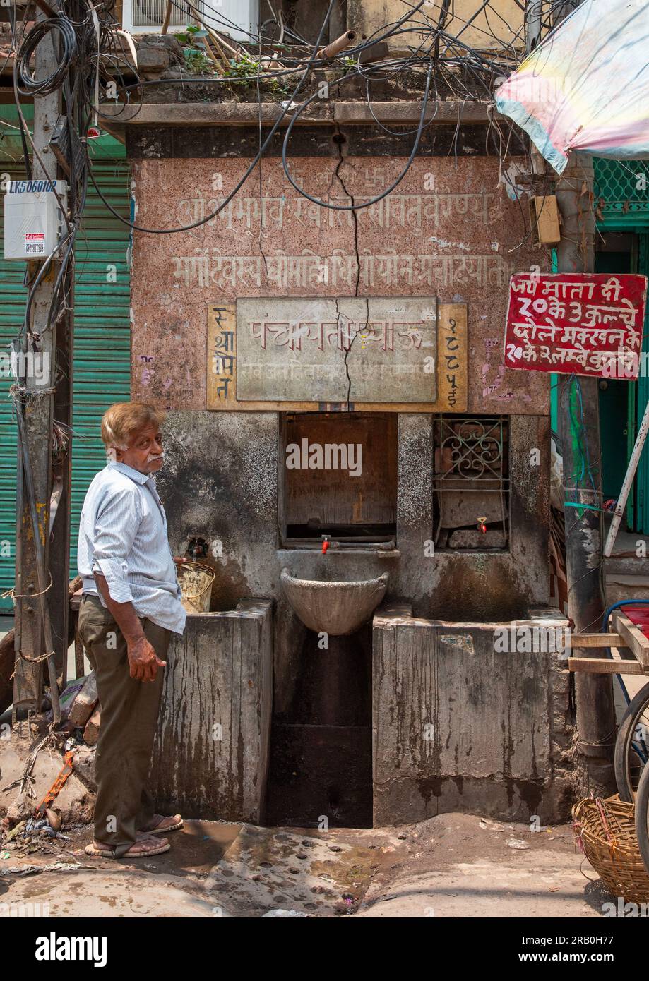 Fuente de beber en la vieja Delhi, Delhi, Nueva Delhi, India Foto de stock