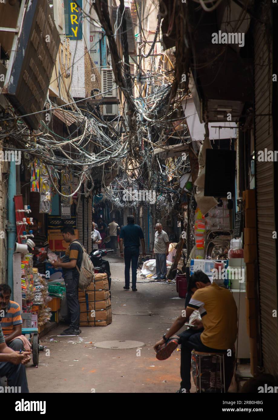 Líneas eléctricas enredadas en la calle en la vieja Delhi, Delhi, Nueva Delhi, India Foto de stock