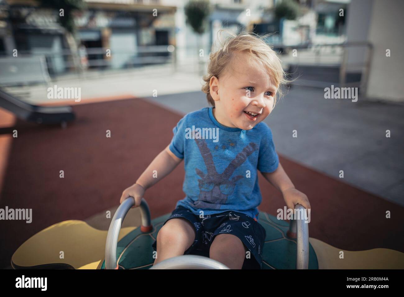Niñito en playground Foto de stock