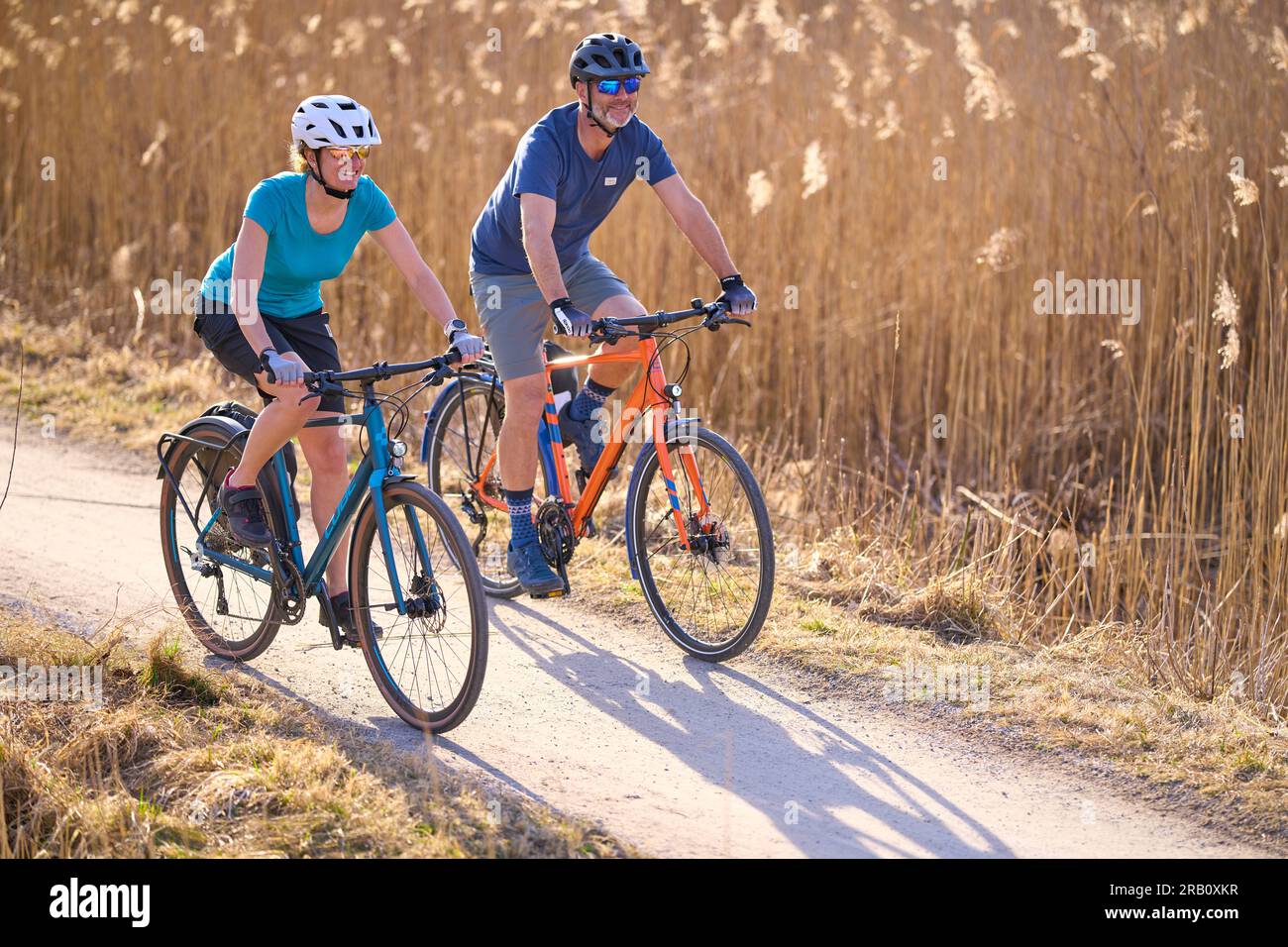 Pareja, hombre y mujer de gira con bicicletas, bicicleta de trekking, Foto de stock