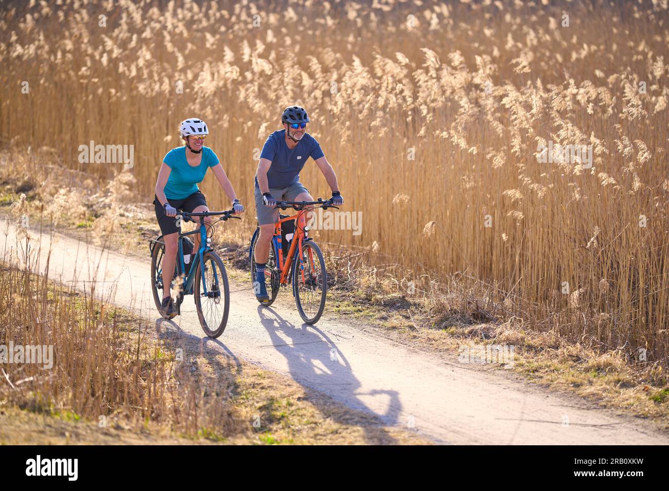 Pareja, hombre y mujer de gira con bicicletas, bicicleta de trekking, Foto de stock
