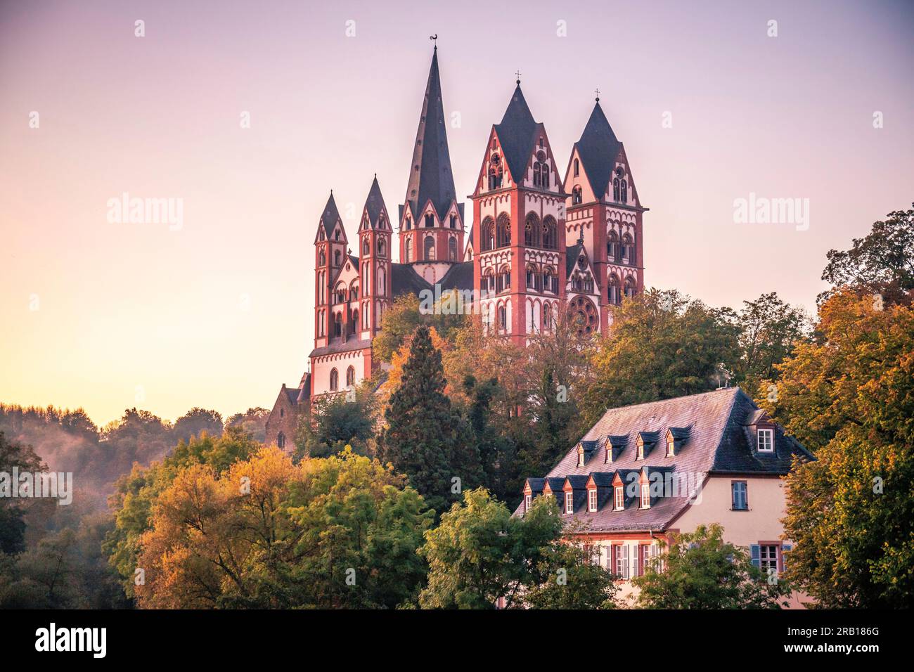 Vista sobre el río Lahn a la catedral de Limburgo, hermoso paisaje fotografiado por la mañana al amanecer Foto de stock