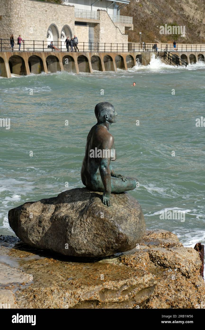Estatua de bronce de la Sirena Folkstone mirando hacia el mar e inspirada en la estatua de la Sirenita en Copenhague. Foto de stock