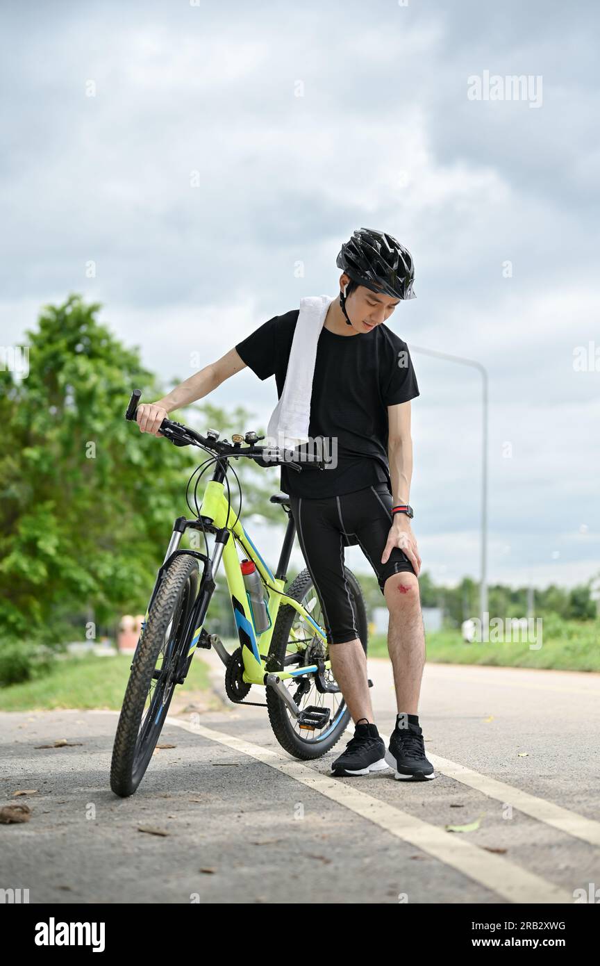 Jovem Caindo De Bicicleta Ao Fundo Foto de Stock - Imagem de emocional,  caucasiano: 161385594