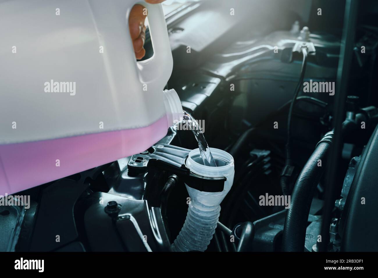 Llenado del depósito de agua del limpiaparabrisas del parabrisas de un coche  del compartimiento del motor Fotografía de stock - Alamy