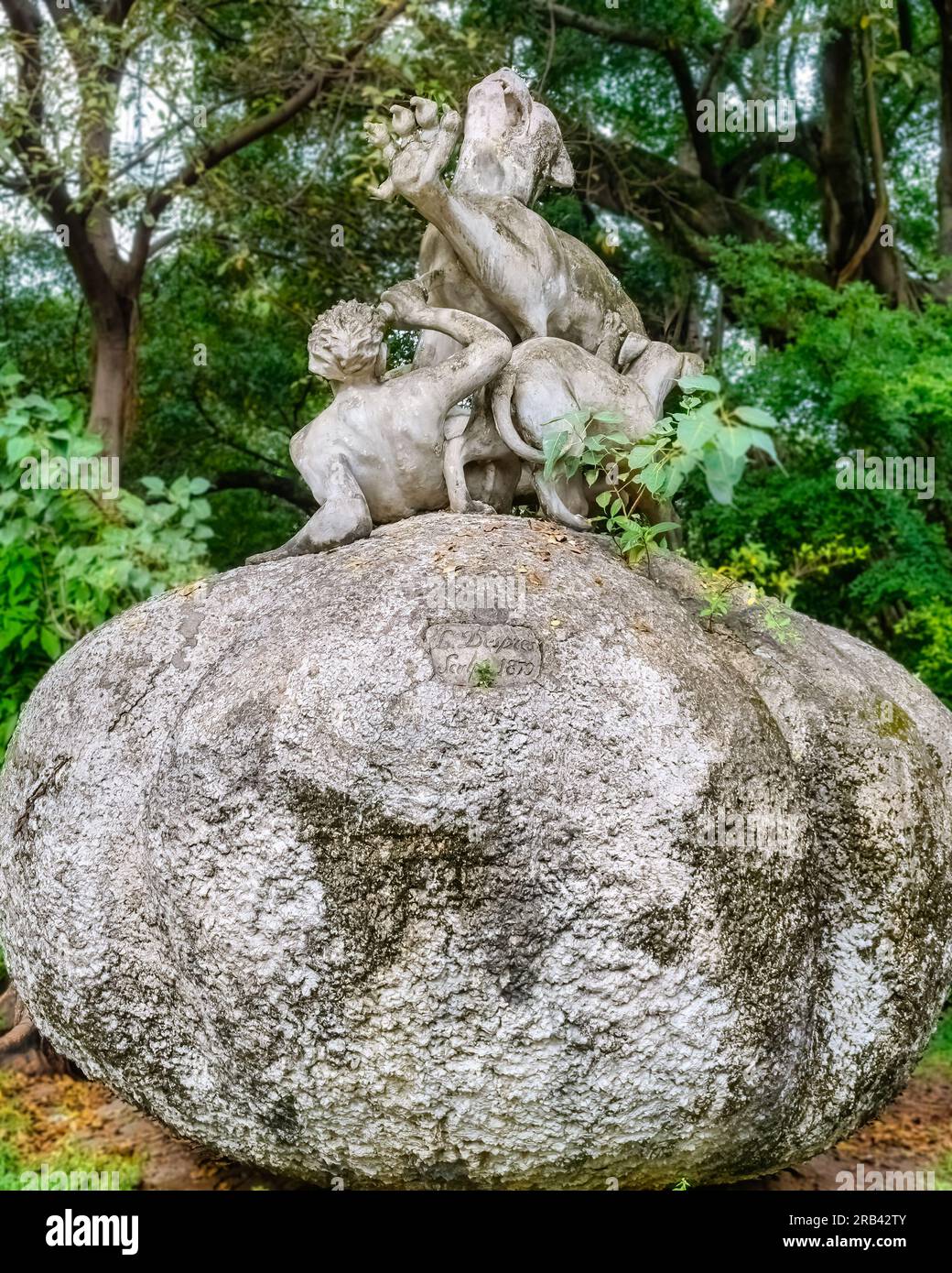 Rio DE JANEIRO, BRASIL - 15 DE JUNIO DE 2023: Arte escultórico en la parte superior de una gran piedra en un parque público Foto de stock