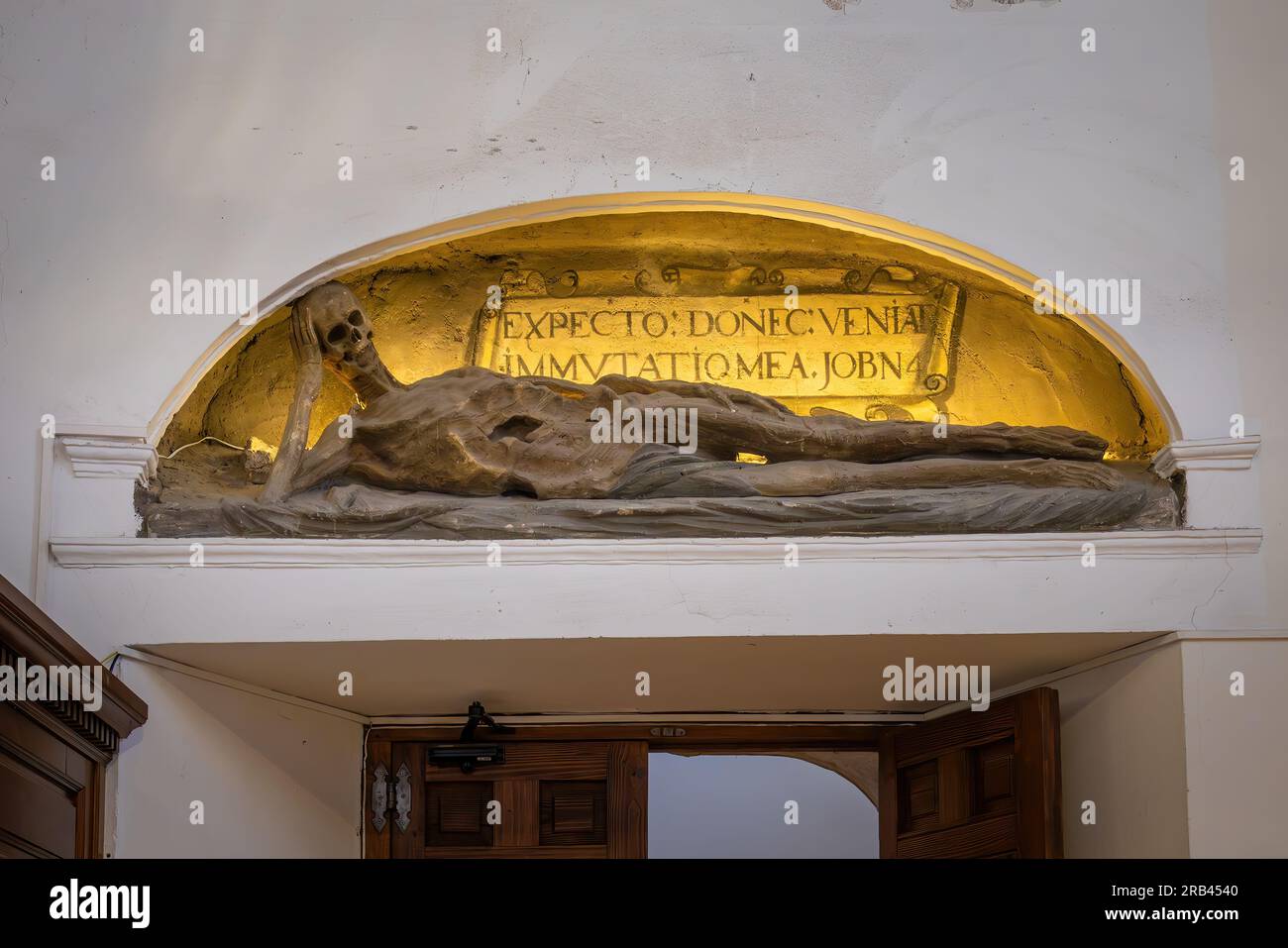 Puerta con esqueleto e inscripción latina en la iglesia del Monasterio de San Juan de los Reyes - Toledo, España Foto de stock