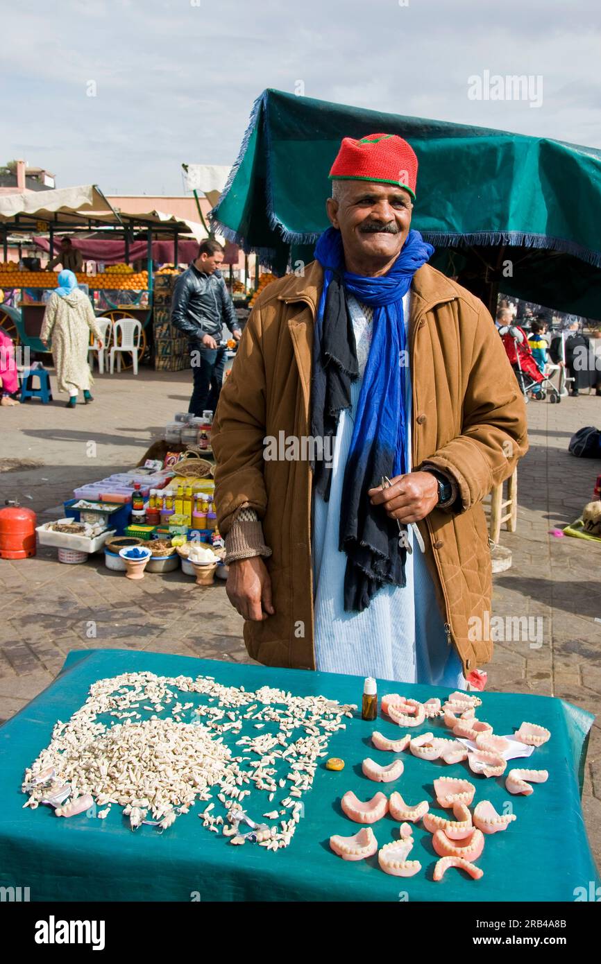 Vendedor de dientes, plaza Djemaa el Fna, Marrakech, Marruecos Foto de stock