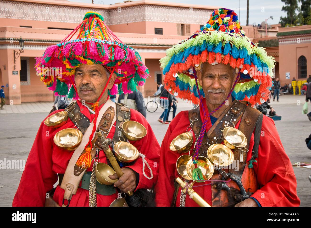 Los vendedores de agua, Djemaa el Fna en Marrakech, Marruecos Foto de stock