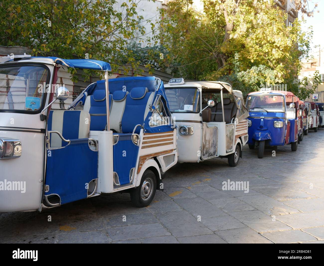 Taxi de tres ruedas de la calle Sicilia esperando a los pasajeros. Foto de stock