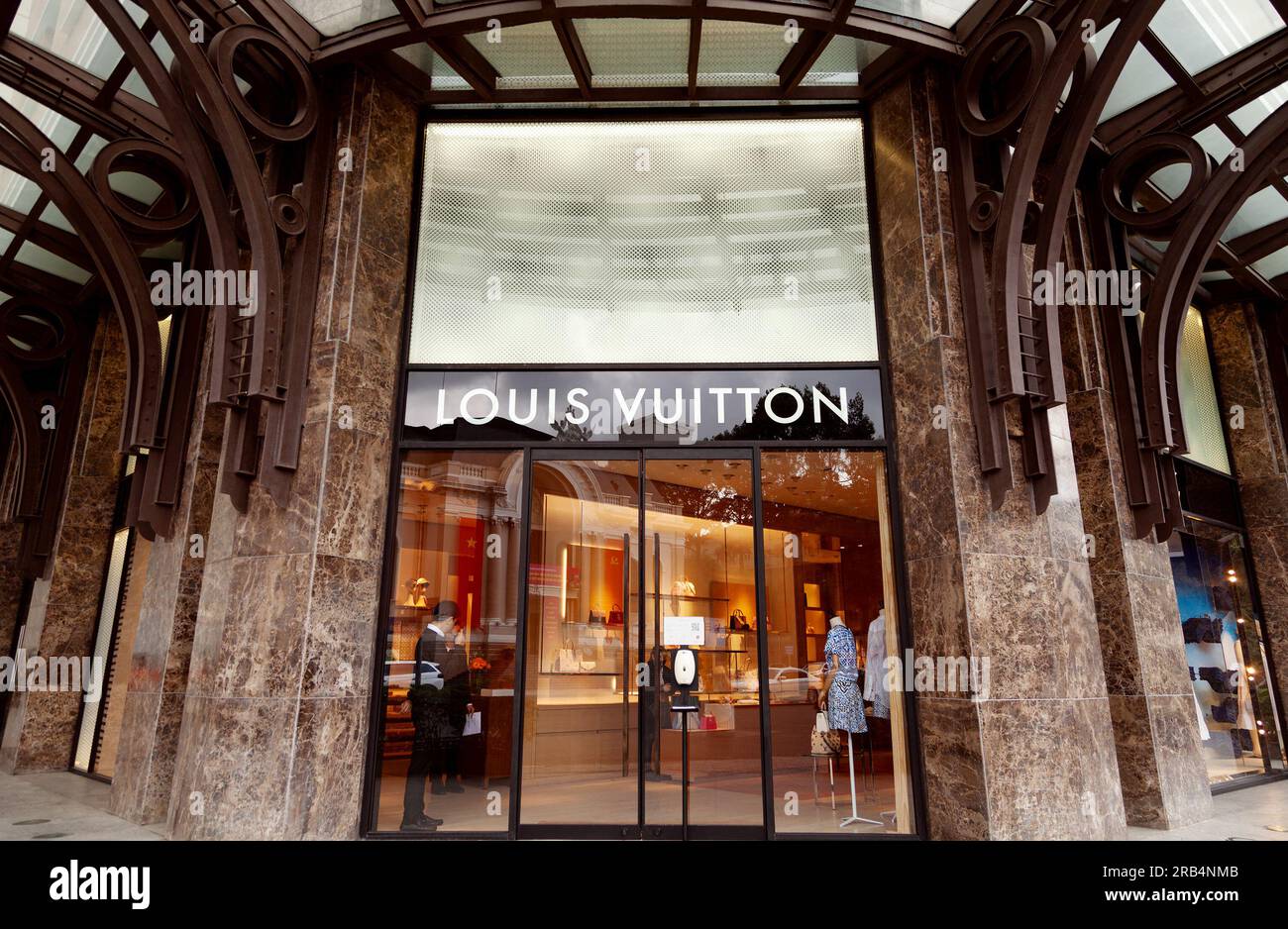 Copenhague, Dinamarca - 17 de agosto de 2018, el logotipo de Louis Vuitton:  panel de firma en la tienda. Louis Vuitton es una famosa casa de moda de  gama alta y de