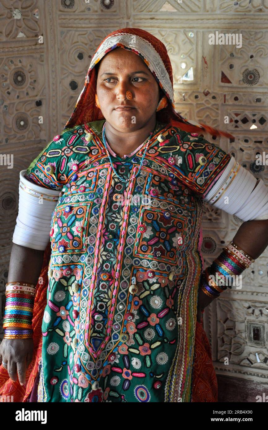 Gujarat, Rann de Kutch, tribu Mengal, mujer Foto de stock