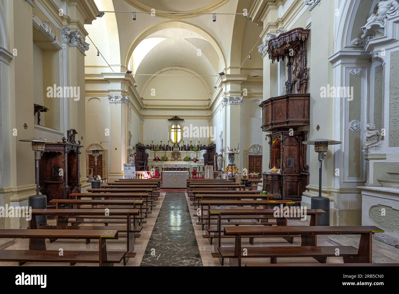 La nave principal de la iglesia de San Domenico di Guzmàn con el altar, el coro de madera y el púlpito de madera. Tocco da Casauria, provincia, Abruzos Foto de stock