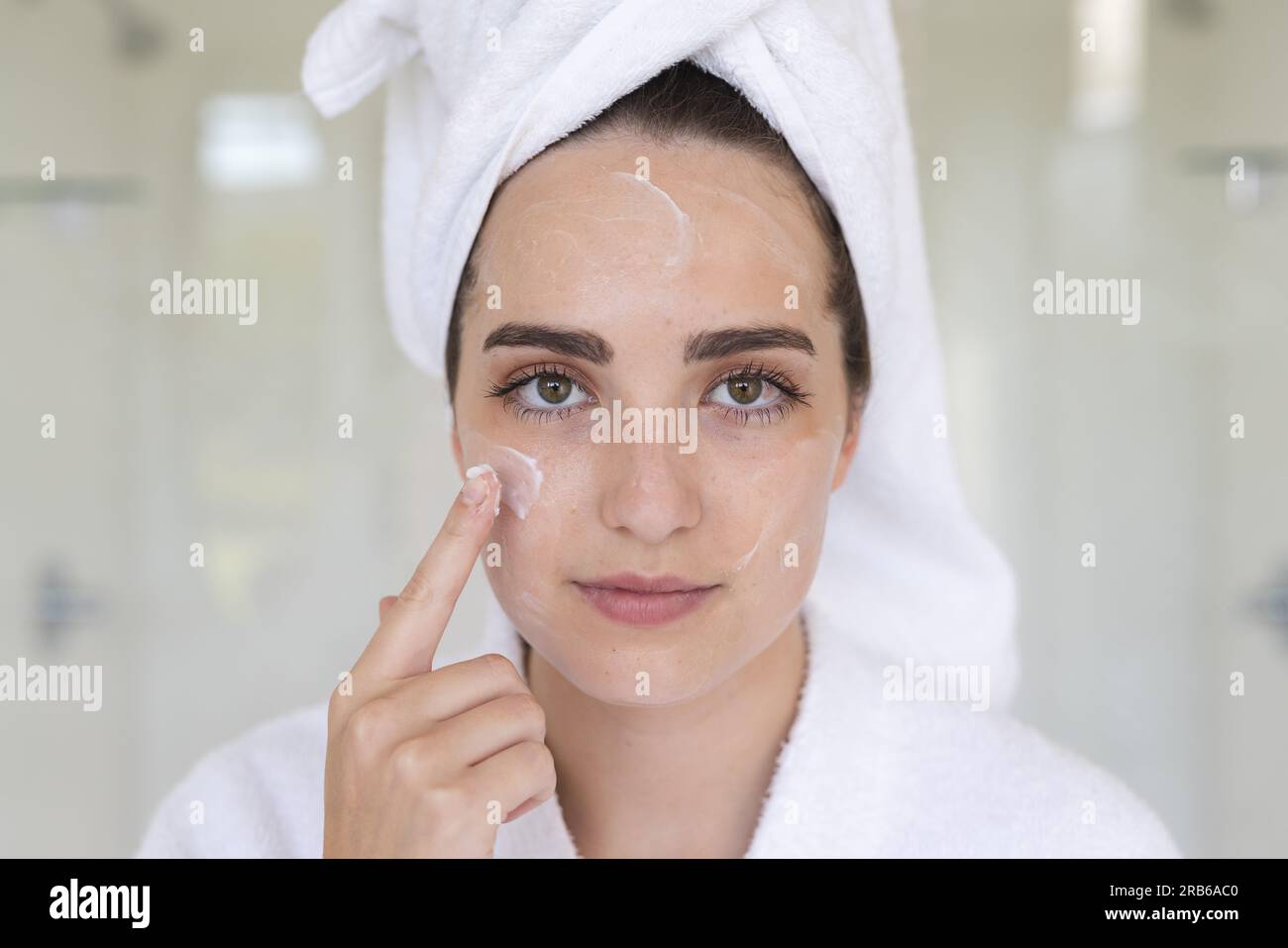 Retrato De Mujer Caucásica Con Toalla En La Cabeza Aplicando Crema En La Cara En El Baño Vida 