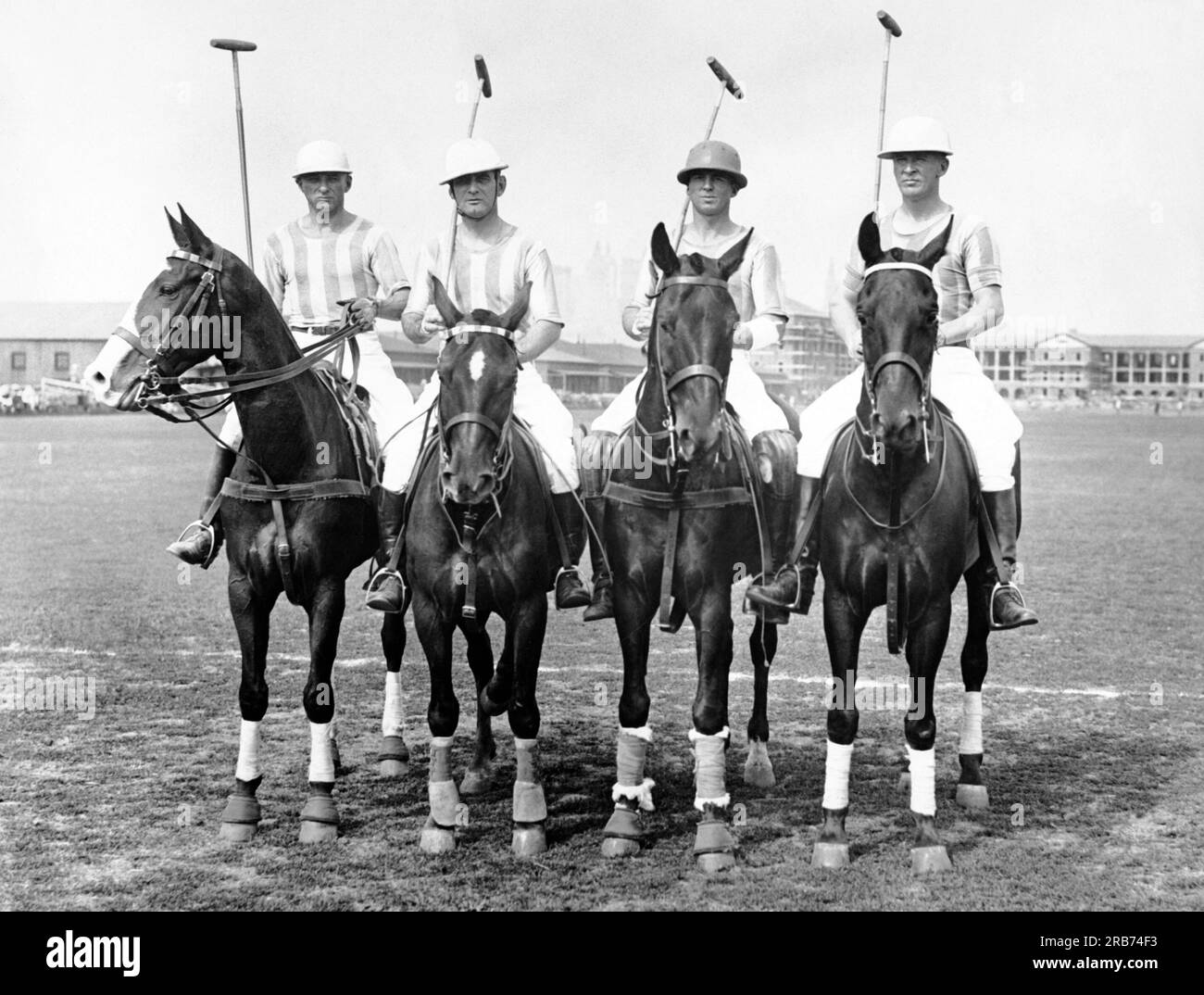 Nueva York, Nueva York: c. 1928 El equipo de polo de la primera división de Fort Hamilton en Governors Island. Foto de stock