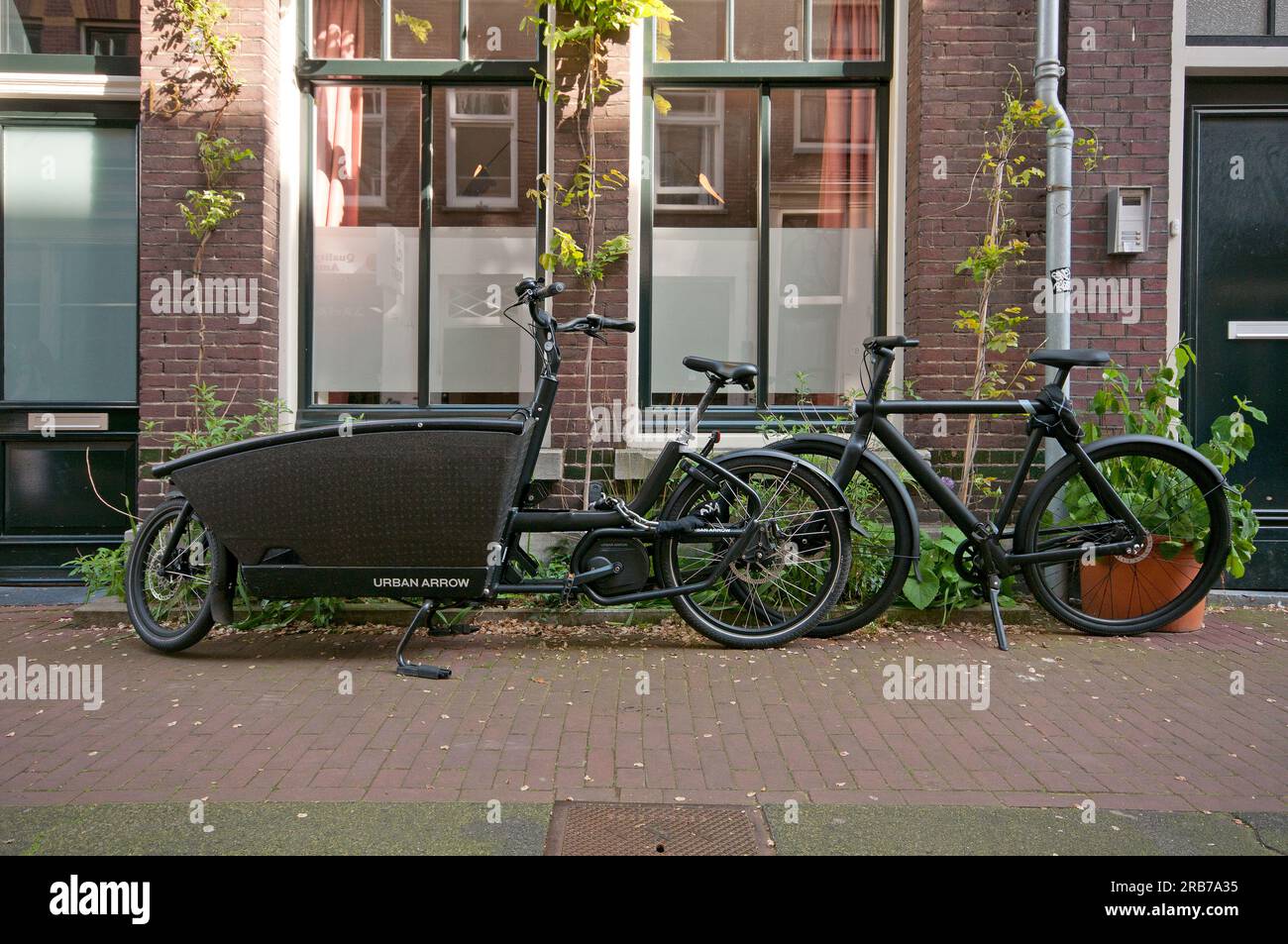 Bicicleta de carga eléctrica en Ámsterdam, Países Bajos Foto de stock