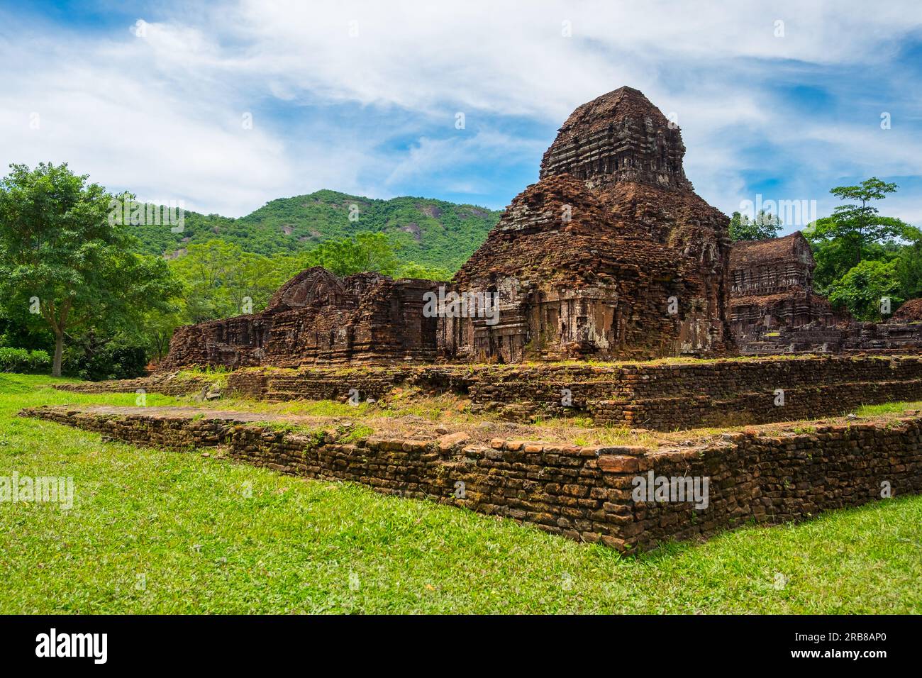 Restos de templos hindúes en el Santuario My Son, Patrimonio de la Humanidad de la UNESCO en Vietnam. Foto de stock