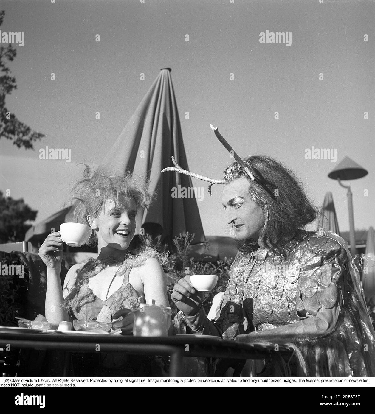 A cargo de Cecile Ossbahr. Nacido el 14 de octubre de 1920, muerto el 27 de diciembre de 2012. Actor sueco. Aquí en el papel de Titania, la reina de las hadas en la actuación Sueño de Una noche de verano en el teatro al aire libre de Skansen en 1946. El teatro fue dirigido durante algunos años por Loren Marmstedt. Su co-estrella Georg Årlin (1916-1992) interpreta el papel de Oberon. Se les muestra en su ropa de escenario tomando una taza de café. Suecia 1946. Kristoffersson ref U45-6 Foto de stock