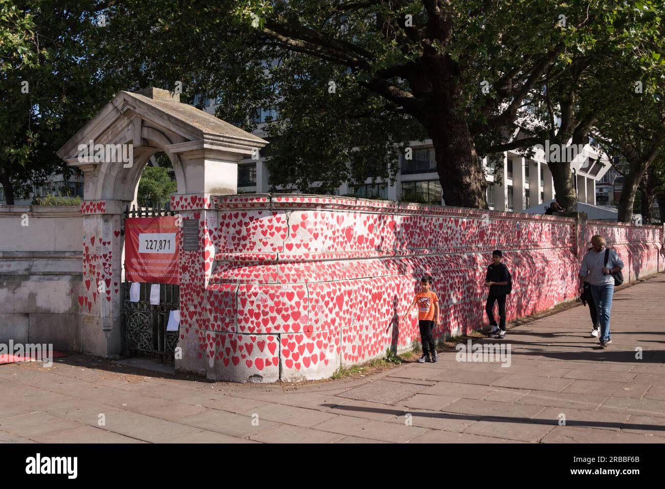 Corazones rojos y rosados en el National Covid Memorial Wall, Londres, Inglaterra, Reino Unido. Foto de stock