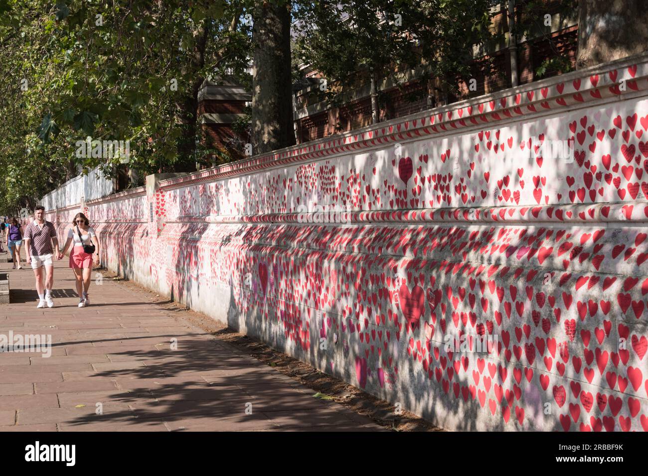 Corazones rojos y rosados en el National Covid Memorial Wall, Londres, Inglaterra, Reino Unido. Foto de stock