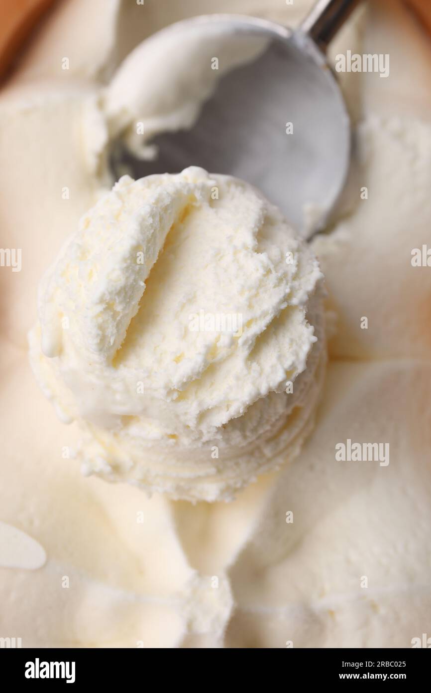 https://c8.alamy.com/compes/2rbc025/cucharada-de-delicioso-helado-de-vainilla-en-el-recipiente-primer-plano-2rbc025.jpg