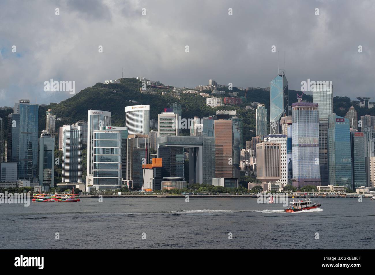 Vista de las oficinas centrales del gobierno de Hong Kong en Wanchai, y del hotel Conrad, antiguo HMS Tamar, visto desde Tsim Sha Tsui, Kowloon, Hong Kong, China. Foto de stock