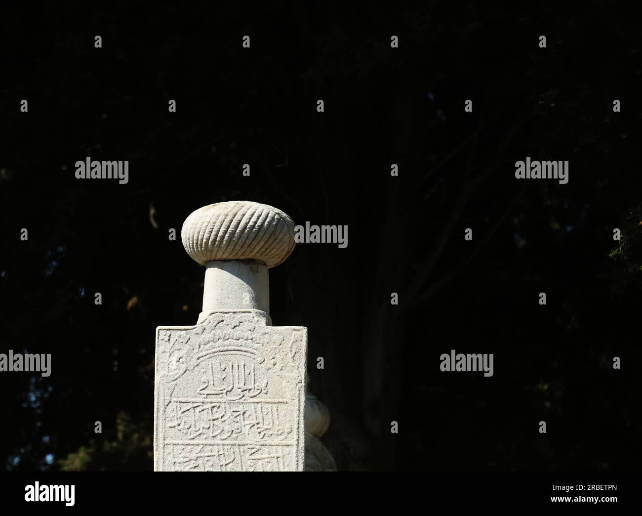 Las antiguas tumbas otomanas históricas en el cementerio de la mezquita del sultán de Eyup en el