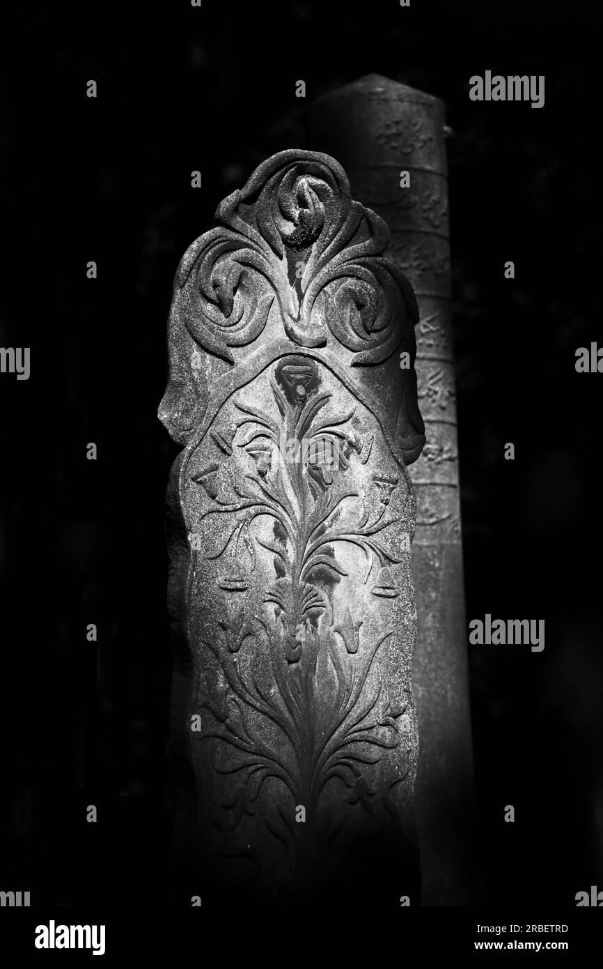 Las antiguas tumbas otomanas históricas en el cementerio de la mezquita