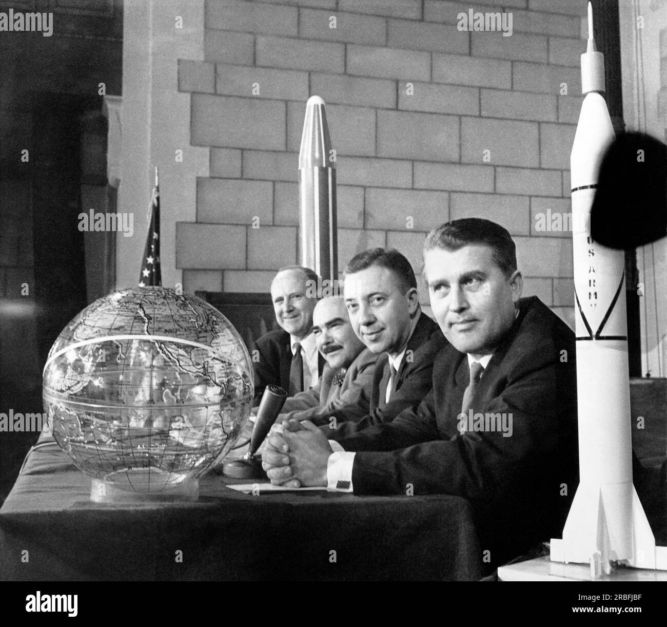 Washington, D.C.: 1 de febrero de 1958 Los principales científicos estadounidenses que trabajan en el lanzamiento del primer satélite estadounidense al espacio. L-R: William Pickering, Instituto Tecnológico de California, Dr. Edward Manring, Cambridge, Massachusetts, Dr. James Van Allen, Universidad de Iowa, y Dr. Wernher Von Braun, Academia Nacional de Ciencias. El satélite, Explorer, fue lanzado anoche. Foto de stock