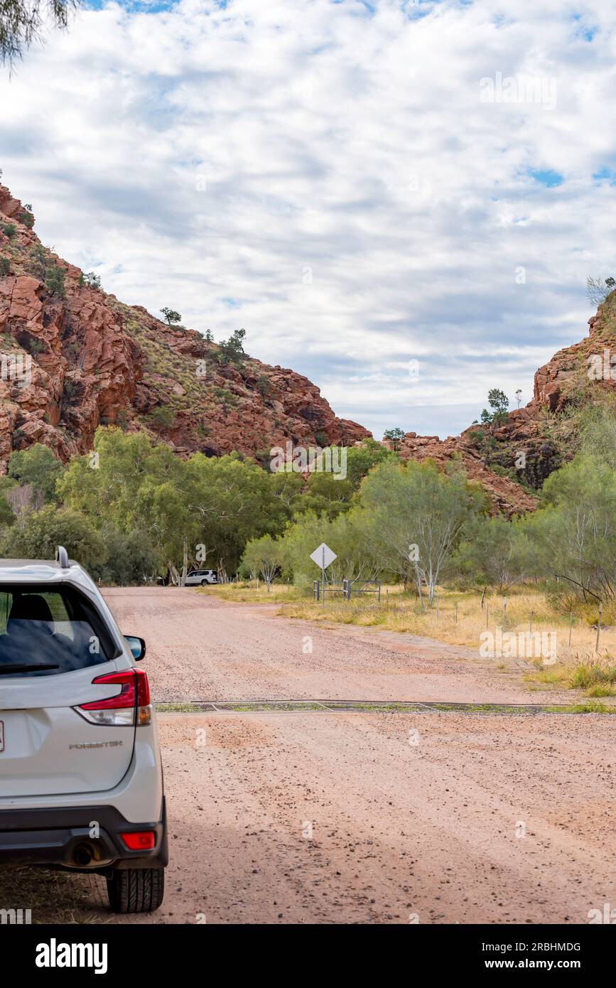 El camino de entrada de tierra a Emily Gap (Yeperenye), parte de la cordillera East Macdonnell (Tjoritja) cerca de Alice Springs (Mparntwe) en Australia Central Foto de stock