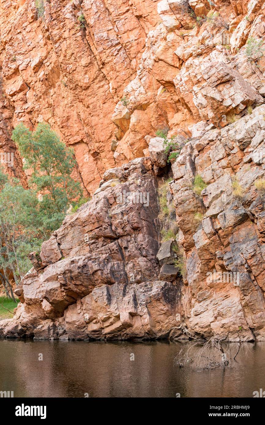 Un pozo de agua semipermanente en Emily Gap (Yeperenye), parte de la cordillera East Macdonnell (Tjoritja) cerca de Alice Springs (Mparntwe) en Australia Central Foto de stock