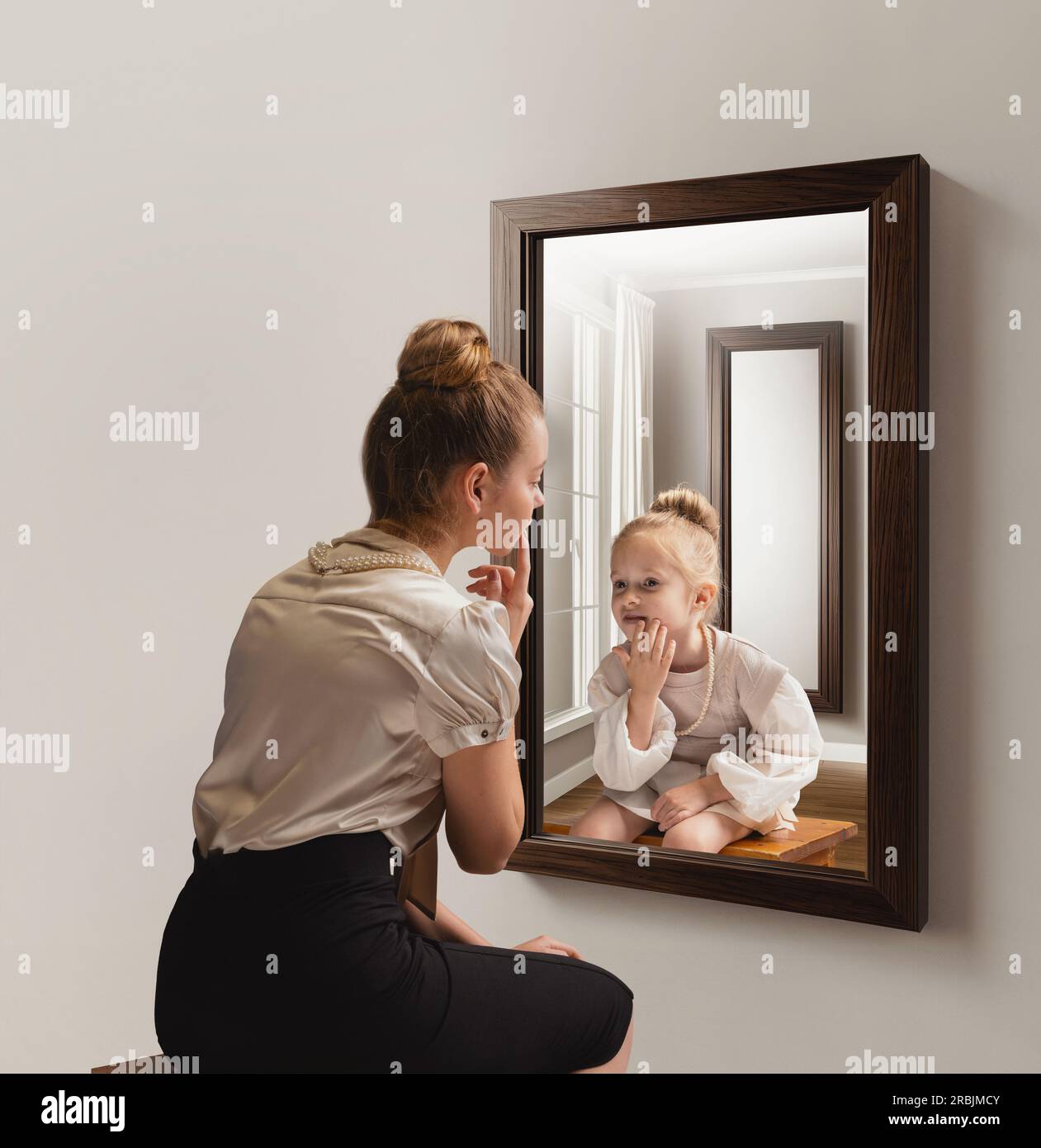 Collage conceptual creativo. Mujer joven mirando en el espejo y viendo su  pequeño yo. De vuelta a los recuerdos de la infancia Fotografía de stock -  Alamy