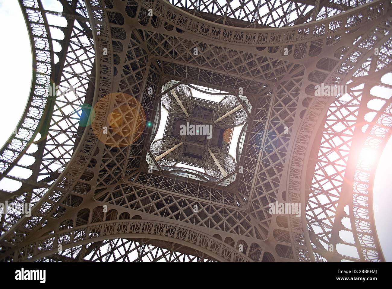 Increíble imagen mirando hacia arriba desde debajo de la Torre Eiffel en París Foto de stock