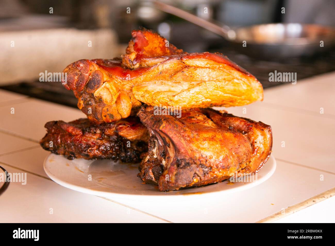 https://c8.alamy.com/compes/2rbm0kx/cerdo-asado-en-una-picanteria-restaurante-tradicional-en-la-ciudad-de-arequipa-en-peru-2rbm0kx.jpg