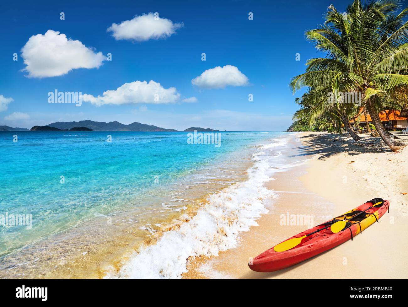 Playa tropical paradisíaca con palmeras y mar claro Foto de stock