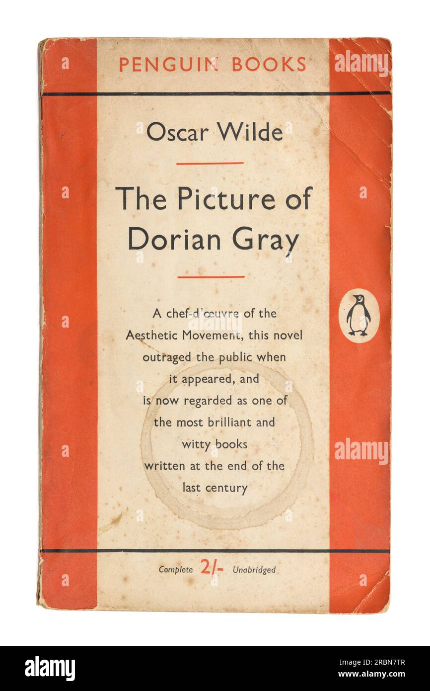 Copia usada de una vieja edición de libros de pingüinos en papel de La imagen de Dorian Gray por Oscar Wilde Foto de stock